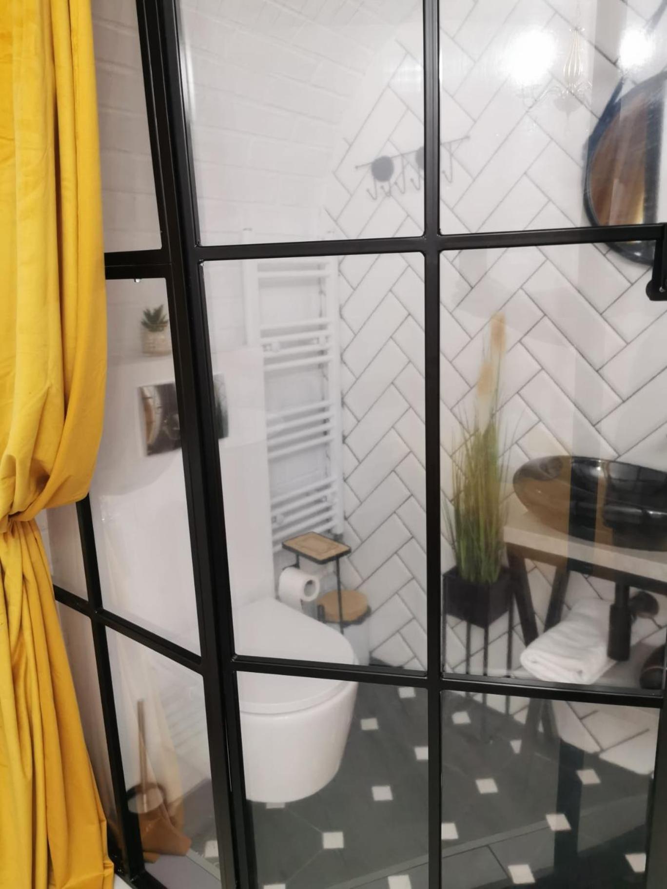 Aramis Boutique In Old Town Center Lägenhet Braşov Exteriör bild